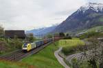 182 595 von TXL mit einem Containerzug am 25.04.2012 bei Immensee.