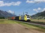 Die ES 64 U2-010 und die ES 64 F4-287 mit einem KLV-Zug am 19.05.2012 unterwegs bei Schwaz.