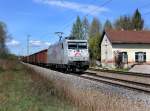 Die 185 537 mit einem Stahlzug am 19.04.2012 unterwegs bei Grokarolinenfeld.