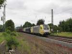 Diese Doppeltraktion bestehend aus ES 64 U2-006 und ES 64 F4-841 bespannte am 26.06.2012 einen Containerzug in Richtung Norden.