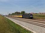 Die ES 64 U2-098 mit einem Autozug am 24.09.2011 unterwegs bei Hattenhofen.