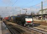 Die ES 64 F4-016 mit einem KLV-Zug am 01.12.2012 bei der Durchfahrt am Heimeranplatz (Mnchen).