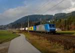 185 514 + 185 518 mit DGS 43100 nach Wanne Eickel am 01.12.2012 unterwegs bei Terfens.