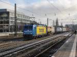 Die 185 518 mit einem KLV-Zug am 01.12.2012 bei der Durchfahrt am Heimeranplatz (Mnchen).