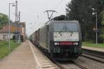 Am 02.05.2013 kam ES 64 F4-097 (E189 997) von TXLogistik aus Bad Honnef mit einem KLV-Containerzug gen Norden durch Kenzingen gefahren.