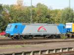 185 518 der TX Logistik fhrt mit einem Gterzug in den Bahnhof Bebra ein.