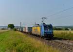 185 518 mit einem Containerzug nach Hamburg am 06.07.2013 bei Himmelstadt.