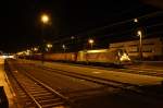 Am späten Abend des 25.2.2014 steht 182 510-8 von TXL mit einem leeren Schrottzug im Bahnhof Kufstein.