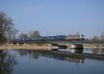 185 540 mit dem TX-Walter nach Wien am 07.03.2014 auf der Isarbrücke bei Plattling.