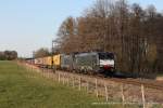 ES 64 F4 - 035 (TXLogistik) und ES 64 U2 - 097 mit einem Sattelaufliegerzug in Großkarolinenfeld, 28.