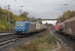 Begegnungen: 185 513-9 mit KLV-Zug gen Norden begegnet einer ihrer unzähligen roten Schwestern die mit Gemischtwaren gen Süden unterwegs ist. Aufgenommen am 26.10.2013 in Eichenberg.