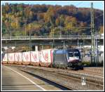 Der MARS - Zug hat sich mittlerweile gut auf Deutschen Gleisen eingelebt.
Auch am 8.11.14 machte er die Schienen unsicher. 
Nur wenige Minuten nachdem der Gegenzug Richtung Bettemburg den Bahnhof Plochingen durchfuhr, erhielt ich von einem Kollegen an der Güterumgehungsbahn Stuttgart die Meldung, dass der DGS 49511 nach Trieste auf dem Weg zu mir sei.
Also schnell auf die andere Bahnsteigseite, sodass der Zug auch schön von der Sonne angestrahlt wird und dann kam er auch schon.
Zugpferd - oder sollte man besser sagen Zugstier war ES64U2-098 von TxLogistik.
Grüße an den netten Tf ;)
