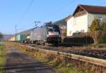 182 512 (ES 64 U2-012) mit Containerzug in Fahrtrichtung Norden.