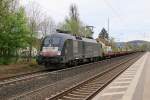 182 510 (ES 64 U2-010) mit leeren Flachwagen in Fahrtrichtung Norden.