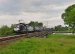 182 560 mit DGS 43945 am 19.05.2015 auf der Isarbrücke bei Plattling.