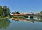 185 408 mit einem Containerzug am 05.08.2015 bei Plattling.