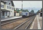 185 513 durchfhrt im Sommer 2005 den Bahnhof Kiefersfelden mit einem Autozug.