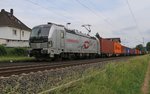 193 806-7 bespannte am 11.06.2016 einen Containerzug in Fahrtrichtung Süden.