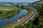 Von den Weinbergen zwischen Karlstadt und Himmelstadt herab ergeben sich reizvolle Ausblicke auf das Maintal und die entlang des Mains verlaufende Bahnlinie. 185 538 von TX-Logistik fährt mit ihrem TEC 43101 nach Verona Q.E. am Morgen des 19. Mai 2014 südwärts. Im Hintergrund das Zementwerk der Firma Schwenk in Karlstadt, links erkennt man die Ortschaft Laudenbach.