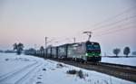 Nach Sonnenuntergang des 20.1.2017 donnert die TX Logistik 193 275 mit einem LKW Walter Sattelaufliegerzug in Langenisarhofen vorbei.