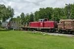 212 371 der UTL schiebt den entladenen ersten Holzzug vom Ladegleis ins Streckengleis und zieht gleichzeitig den zweiten Holzzug ins Ladegleis (26.07.2021)