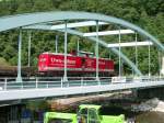 V 100 (Adam 11) mit drei Flachwagen auf der neuen Brcke, kurz vor dem Freienohler Tunnel.