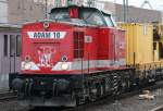 Die Farbenfrohe Ost V100 Adam 10 der Uwe Adam EVU rangiert mit einem Bauzug in Dsseldorf HBF am 25.10.2009