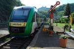 Hauptbahnromantik (IV, untere Lahntalbahn). Balduinstein mit seinem prominenten Zwergsignal. 648 163 der Vectus fhrt weiter, Balduinstein fllt wieder in Tiefschlaf, die verlassene Schaumburg thront weiter ber allem. (25. April 2009, 09:58)