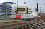 Zu sehen sind das neue Parkhaus und das Stellwerk in Mannheim Hbf. Vor dem Stellwerk ist die E 37 507 von Veolia Transport zu sehen. 26.11.07