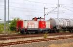 V 133 der Veolia drckt am 30.05.09 einige Kesselwagen aus dem Rangierbreich von Bitterfeld.