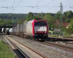 185 CL 005 der Veolia zieht am 5. Mai 2011 den Enerconzug ber Gleis 3 durch Kronach.