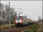 Bei trbem Herbstwetter ist VEOLIA 189 095 am 30.11.2008 mit einem Knickkesselumleiter nach Hamburg zwischen Hbf Stralsund und Hp Grnhufe unterwegs.