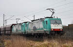 E 186 126 mit grüßendem Kollegen im Führerstand in Doppeltraktion mit der E 186 131, unterwegs in Richtung Hamburg.