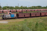 Verkehrsbetriebe Peine Salzgitter Lok 617 (Vossloh Locomotives G6 D) mit Selbstentladewagen auf dem Weg zur Erzvorbereitung 19.05.2022