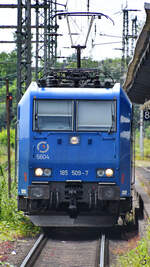 Die Elektrolokomotive 5604 (185 509-7) der Verkehrsbetriebe Peine-Salzgitter ist hier Ende Juni 2024 in Wanne-Eickel zu sehen.