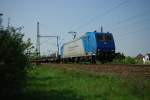 185 530-3 der Verkehrsbetriebe Peine-Salzgitter (VPS) mit Flachwagenzug in Fahrtrichtung Seelze. Aufgenommen am 15.04.2009 in Gmmer.