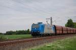 185 519-6 der VPS ohne Schwesterlok mit Erzzug bei Woltorf am 27.04.2009