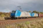 185 530-3 und Schwesterlok 185 519-6 VPS am 04.10.2009 bei Woltorf kurz vor berquerung des Mittellandkanals.Im Hintergrund ist ein Regenbogen zu sehen