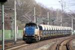 1702 der Verkehrsbetriebe Peine-Salzgitter mit Schttwagen der Hvle auf der Stammbahn in Richtung Stendal kurz vor Rathenow am 31.3.2011