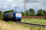 185 530-3 VPS und 185 CL-008 kommen mit ihrem Erzzug aus dem Bahnhof Salzgitter Beddingen um auf die Strecke Richtung Hannover zu fahren am 18.06.2011.