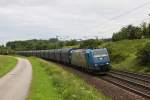 VPS 185 530 mit einem Stahlzug am 21.06.2011 bei Plling.