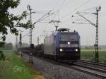 Am 24.5.13 durchfährt 185 CL-009 der Verkehrsbetriebe Peine/Salzgitter Vechelde bei strömendem Regen in Richtung Braunschweig .