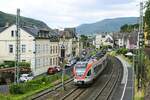 Auf dem Weg von Neuwied nach Frankfurt/Main-Hbf. trifft der Flirt 412 von VIAS am 27.06.2023 in Assmannshausen ein