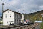 Vias ET 412 (428 146/646) als RB 10 (25017)  RheingauLinie  Neuwied - Frankfurt (Main) Hbf fährt am 03.10.17 in den Bahnhof Kamp-Bornhofen ein.