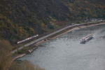 Ein Schiff auf dem Rhein und der Flirt auf der KBS 466 kurz vor dem Loreleytunnel.