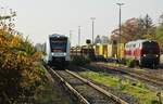 Vollbelegte Gleise im Bahnhof Mönchengladbach-Rheindahlen am 17.10.2018: Links fährt VT 243 der VIAS auf dem Weg von Wegberg nach Mönchengladbach Hbf.