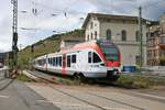 VIAS Stadler Flirt ET 412 am 02.05.20 in Rüdesheim von einen Gehweg aus fotografiert über einen Zaun.