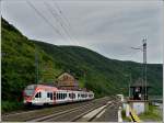 - Am Rhein - VIAS Flirt N 414 kurz vor dem Erreichen des Bahnhofs von Kaub. 25.06.2011 (Hans)