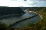 VIA 25024 fhrt am 1. September dem nchsten Halt, St. Goarshausen (rechts zu sehen), entgegen. Aufgenommen vom Loreley - Felsen aus im wunderschnen Mittelrheintal.
St. Goarshausen, der 1.9.12