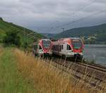 Die VIAS Flirts 303 und 302 begegnen sich auf ihrer Linie Rüdesheim - Koblenz bei Lorch im Bächergrund.